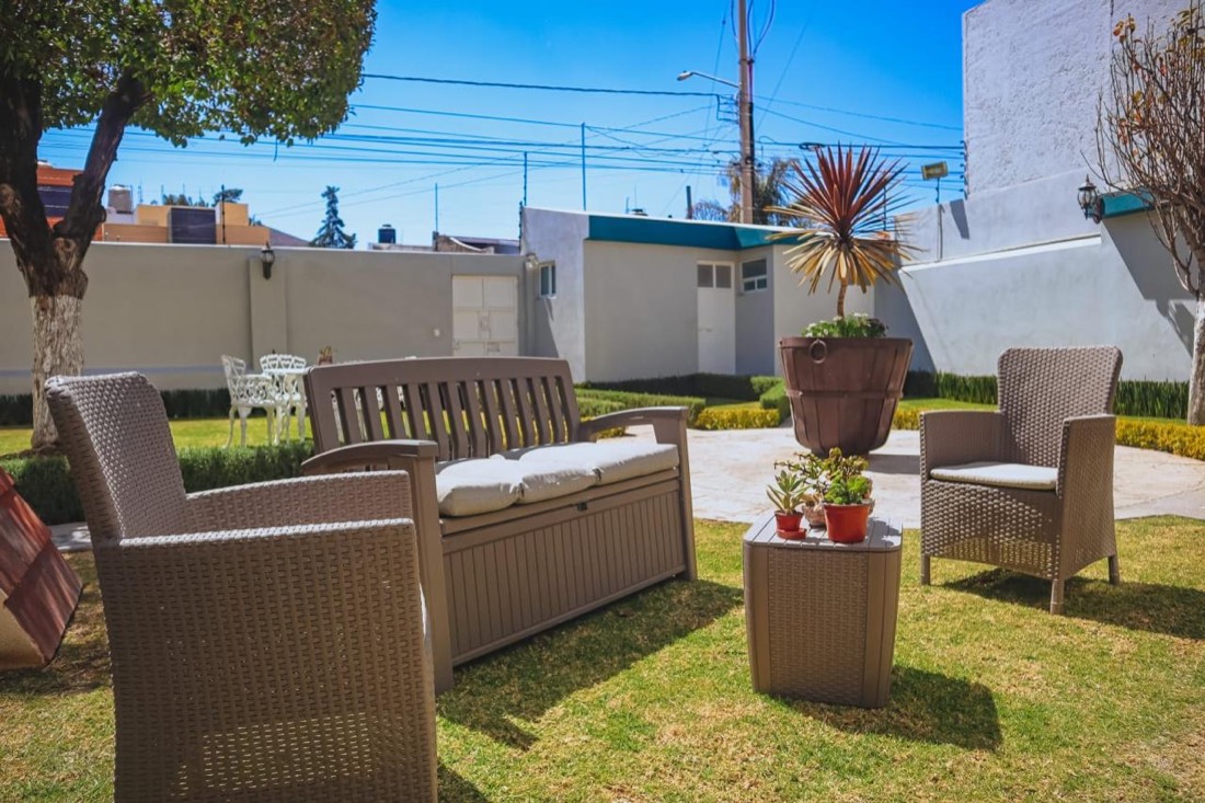 Jardín con sillones y mesas en las oficinas