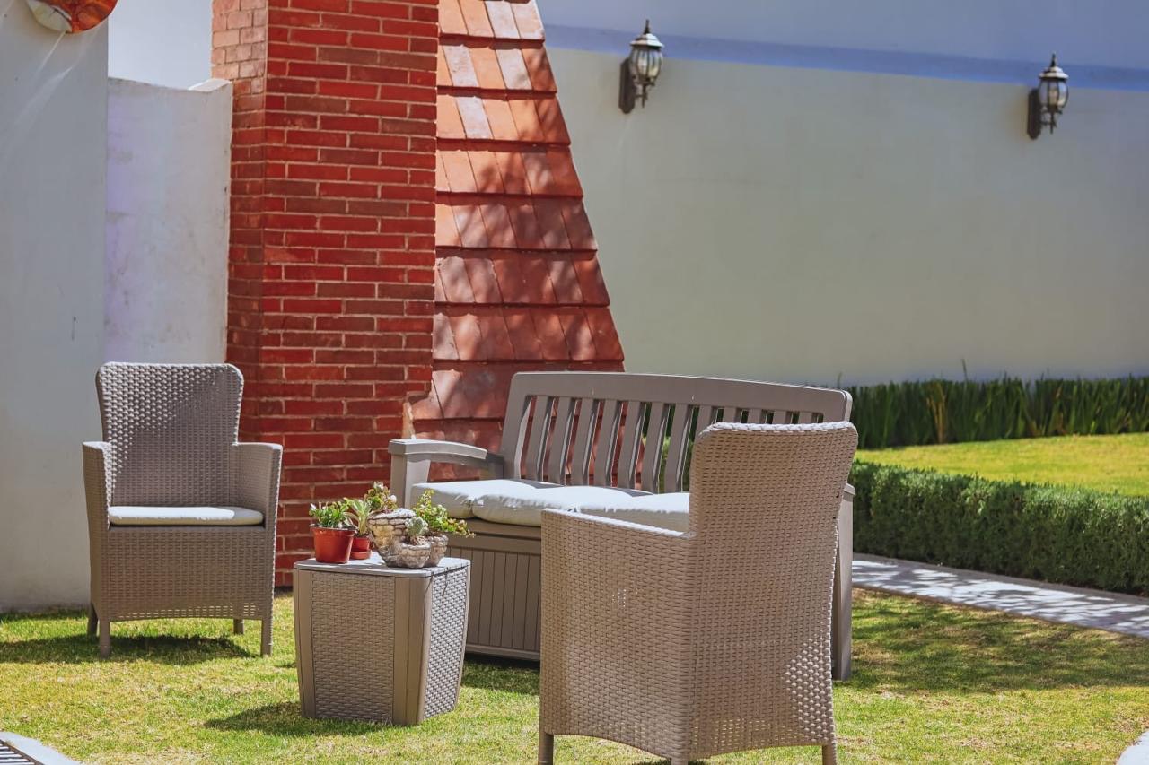 Jardín con sillones al aire libre en las oficinas del despacho